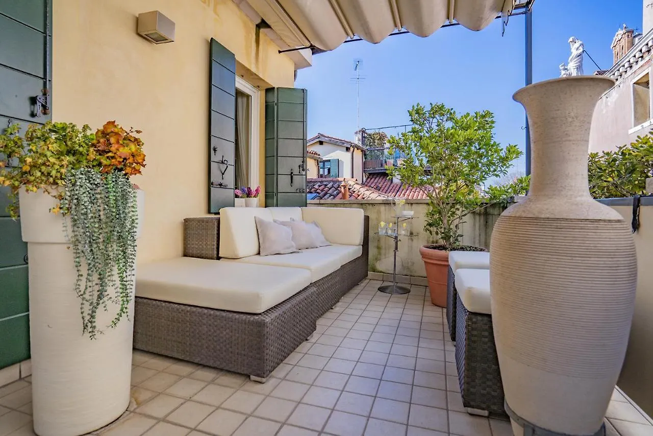 Colleoni Apartment With 2 Superb Terraces Venice Italy